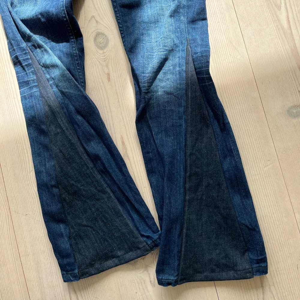 Lågmidjade mörkblå jeans från Lee som jag har sytt till bootcut. Kan inte hitta storlek men skulle säga 36, de är försmå för mig som oftast har M i jeans. Tvärs över midjan är det 38 cm och inte så mycket stretch, och innerbenslängden är 77 cm.. Jeans & Byxor.
