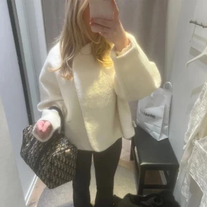 Dior bowling bag - Dior väska som är vintage, super fin men tyvärr kommer den inte till användning så mycket. Slitage förkommer vid handtag men inget man tänker på tycker jag. Kan skicka bild privat. Har kvitto och äkthetsbevis