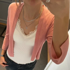 Rosa stickad bolero - Stickad rosa kofta från ESPRIT. Kan inte hitta storlek men skulle säga S/M. Passar mig som är 172 och brukar ha S och M. Fint skick. Använd gärna köp nu!