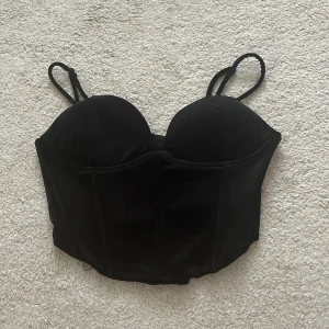 Korsettopp Gina Tricot  - Superfin topp som säljs då den inte riktigt passar mig längre! 