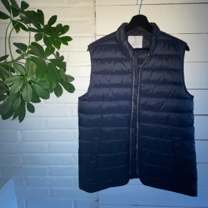 Marinblå väst MQ strl S - Säljer min väst jag köpte på MQ förra året, skitfet till hösten!  Nypris 999. Tror modellen heter Duncan  🤩⭐️, kom med prisförslag 