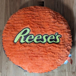 Kudde - Legat inklämd i ett förråd sen jag köpte den, men jag känner att den förtjänar att bli sedd så nu säljer jag den 😋 Diameter: ca 40 cm