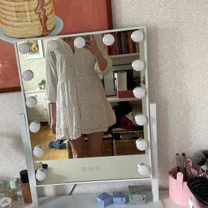 Vit klänning  - Säljer denna jättesnygga vita klänning från zara❤️ Perfekt till sommaren🥰storlek 152 men passar 158/164❤️ jag är 1,67❤️pris kan diskuteras 