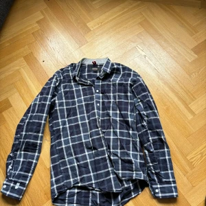 Rutig Skjorta - Mycket bra skick utan skador.