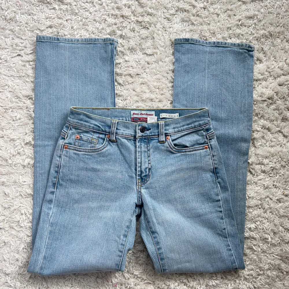 Så snygga Jeans i modellen ultra low Waist, innerbenslängd:78 midjemått:35 x2 (+ stretch)  köp sker via köp nu, jag postar inom 24h. Jeans & Byxor.