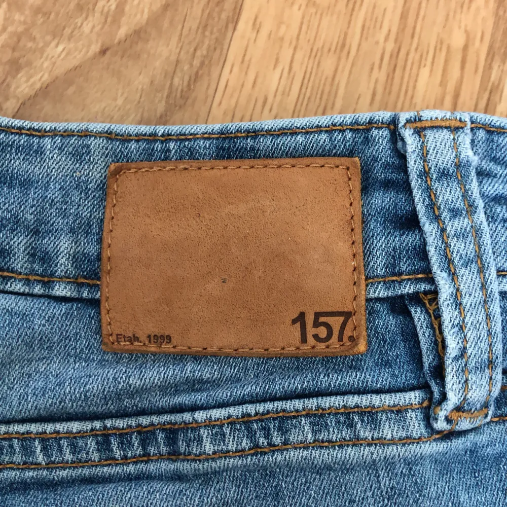 Snygga lager 157 jeans köpta för ca 1,5 år sedan men knappt använda. Bra skick och inga defekter. Strl S men skulle säga att de passar Xs också. Modellen heter ”Tight” och det stämmer ganska bra. Pris kan diskuteras!. Jeans & Byxor.