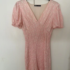 Zara klänning - Klänning från zara! Använd men ser bra ut. Strlk S. Skriv för fler bilder, priset kan diskuteras 