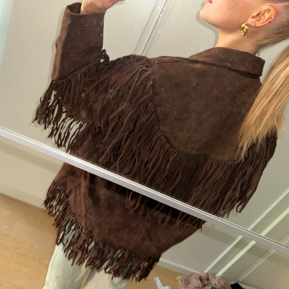 Säljer denna coola bruna mocka jackan som jag thriftade i Amsterdam, sitter snyggt oversize på mig som är xs/s. Den kostade runt 2k så går inte mer ner i priset 🤎. Jackor.