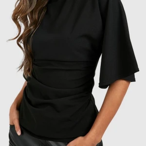 Kortärmad blus - Jättefin tröja från Boohoo, nyköpt därav knappt använd. Materialet är ganska tjockt och känns lyxigt, hör av er för fler bilder!!