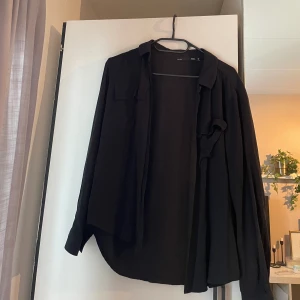 Svart skjorta - Svart tunn skjorta från lager 157, använd 1 gång, storlek m