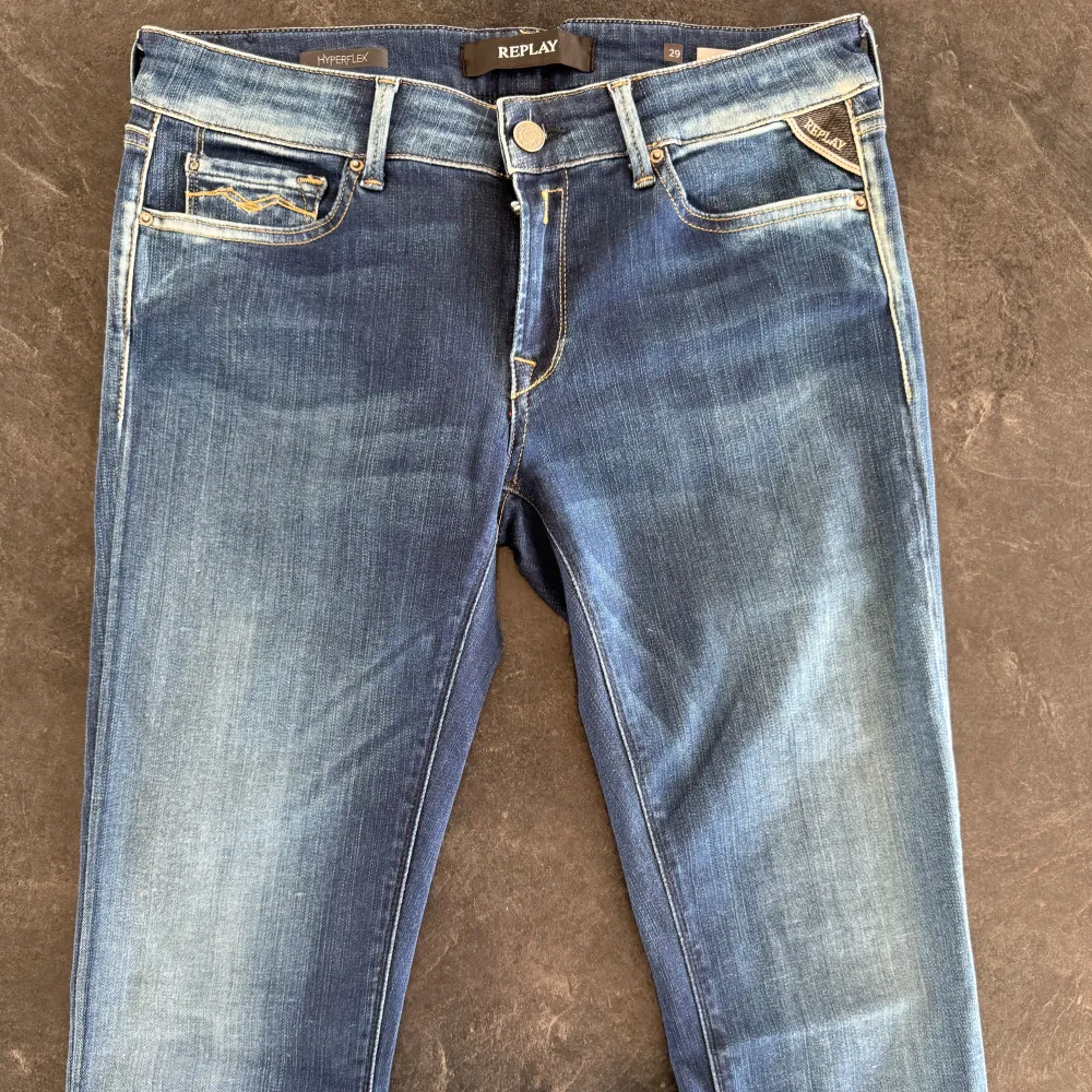 Jättefina nya replay luz hyperflex jeans. Grymt snygg färg och skinny i passform. Storlek 29/32 luz. Kontakta för fler frågor eller funderingar.. Jeans & Byxor.