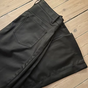 Byxor Skinnimitation - Byxor i skinnimitation från H&M. Fint skick. Sparsamt använda.