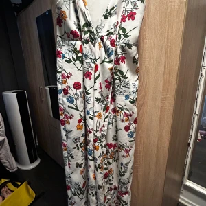 Byxdress från bikbok - Byxdress från bikbok använd fåtal gånger i storlek M.   Kan skickas mot fraktkostnad. 