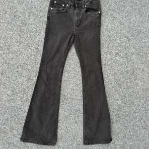 Svart / grå jeans med vida ben från Lager 157. Storlek M. 