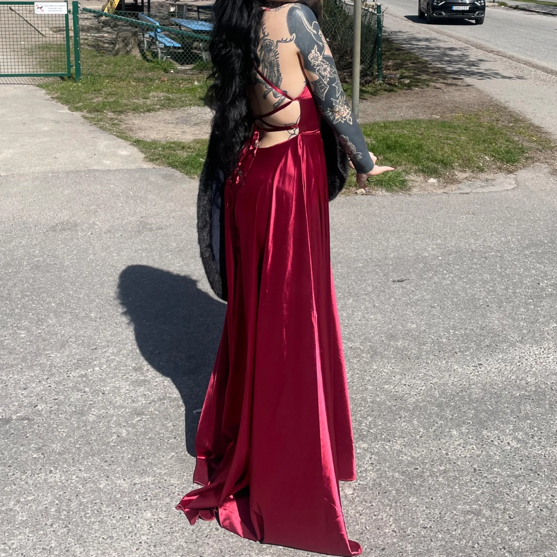 Vinröd balklänning i satin med öppen rygg - 91