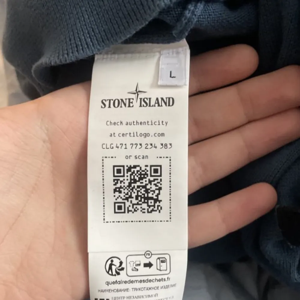 Storlek L använd 1 gång 10/10 skick köpt på nk i Stockholm stickad mörkblå halv zip från Stone island lite liten i storleken köpt för 3799 mitt pris 2199 . Stickat.