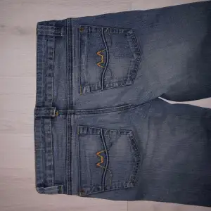 Utsvängda mörkblå vintage jeans. Lågmidjade, utmärkt skick. För små på mig så inga bilder på för att kommer inte in i dom. 