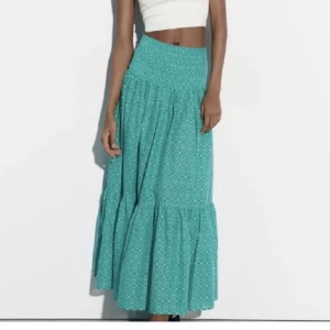 Zara kjol - Super fin grön kjol från zara, då jag inte använder den så mke längre. Den har inga defekter på sig. 