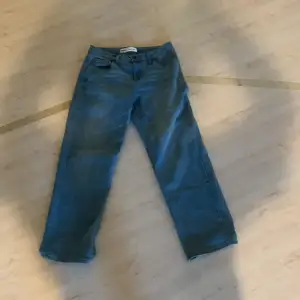 Jag säljer ett par Levis jeans pågrund av dom är för stora. Bra stick 9/10 andvända typ 3-4 gånger. Kontakta för mer info.