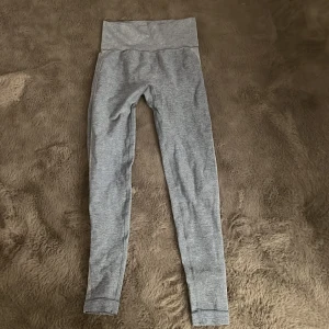 Träningsbyxor  - Träningsbyxor som sitter väldigt skönt, har en skåra i mitten så man får en lite större stjärt.