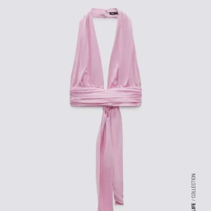 Zara topp - SÅ fin rosa halterneck topp med knyte i ryggen från zara, så fin rosa färg!!🤩storlek XS. Aldrig använd med prislappen kvar och finns inte kvar på zaras hemsida💕 perfekt till sommaren!! Skriv för funderingar, frågor osv☺️☺️ (första bilden är lånad)