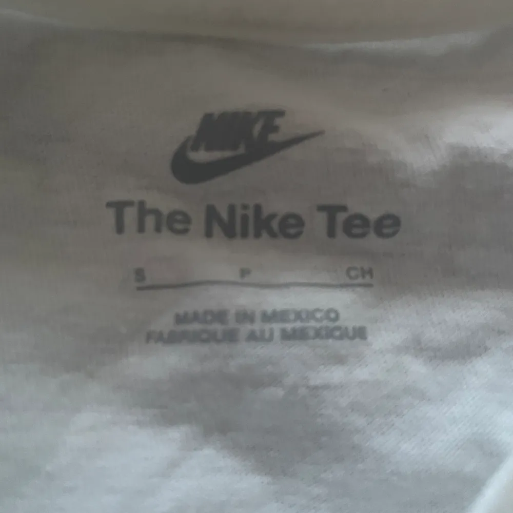 Säljer denhär Nike t shirten eftersom den är för liten för mig💗. T-shirts.