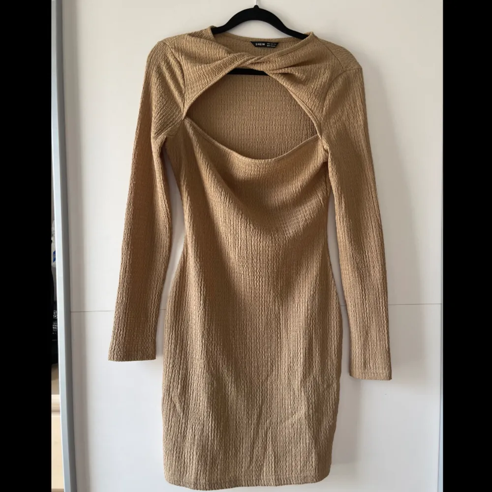 Shein beige mini klänning. Sitter jätte snyggt på kroppen. Cutout vid bröstkorgen. Har endast använt den 1 gång sen jag köpte den i Oktober. Obs. Kan tvättas och strykas om önskas 🤗. Klänningar.