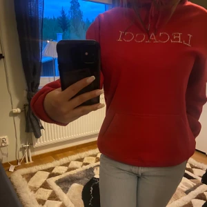 Röd Lecacci hoodie - Jätte fin och skön Lecacci hoodie i röd som inte säljs längre! Använd fåtal gånger och alla rhinestones sitter kvar. Säljer eftersom jag inte får användning av den. Storlek M men passar som S💕💕