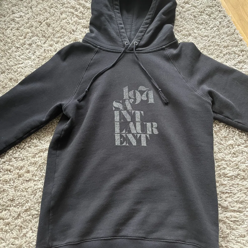 Tja! Säljer denna svarta Saint Laurent hoodie i perfekt skick! Nypris ligger runt 8000kr!🙌 Sällsynt och säljs inte längre🤟✅. Hoodies.