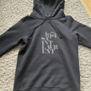 Tja! Säljer denna svarta Saint Laurent hoodie i perfekt skick! Nypris ligger runt 8000kr!🙌 Sällsynt och säljs inte längre🤟✅