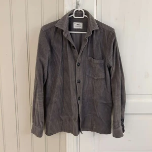 Grå overshirt - Ribbad overshirt storlek S