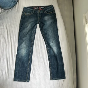 Jeans  - Midjemått( rätt över): 39cm  Inerbenslängd: 70cm   Köp dem via ”KÖP NU” eller Swish  