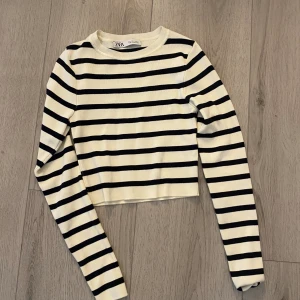 Långärmad tröja - Randig långärmad tröja från Zara. Aldrig använd och är i storlek S✨