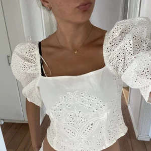 vit topp - säljer denna söta toppen från hm🌟 köpte den på plick men den va inte helt min stil, den är helt ny med lapp på. Storlek 38 men passar mig jätte bra som har 34 vanligtvis 💘