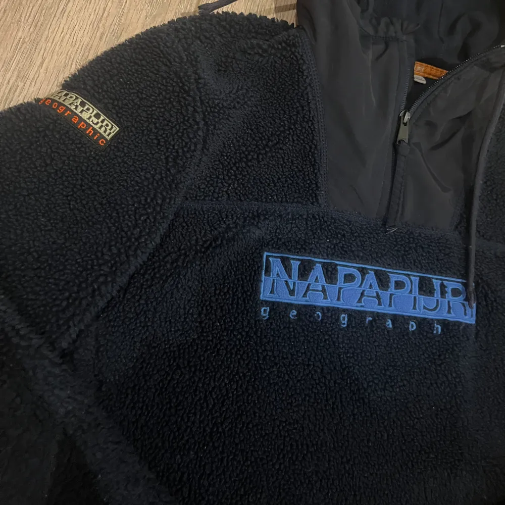 Napajiri halv zip fleece!! Storlek S! Använd fåtal gånger! Köpt för 2500kr✨. Jackor.
