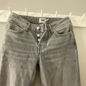 Fina gråa jeans dom är uppklippta typ 3 cm eftersom dom var för långa