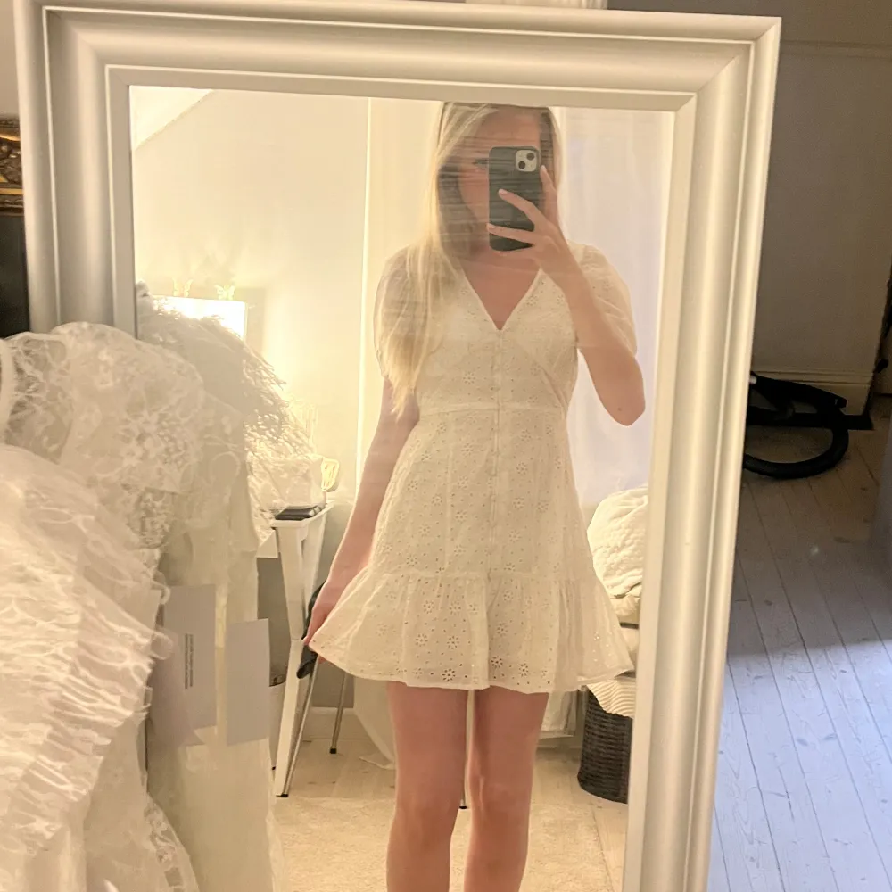 Så fin vit klänning från Gina som passar perfekt till sommaren och studenten! Säljer då jag hittat en annan klänning! Endast provad! Passar xs-s. Klänningar.