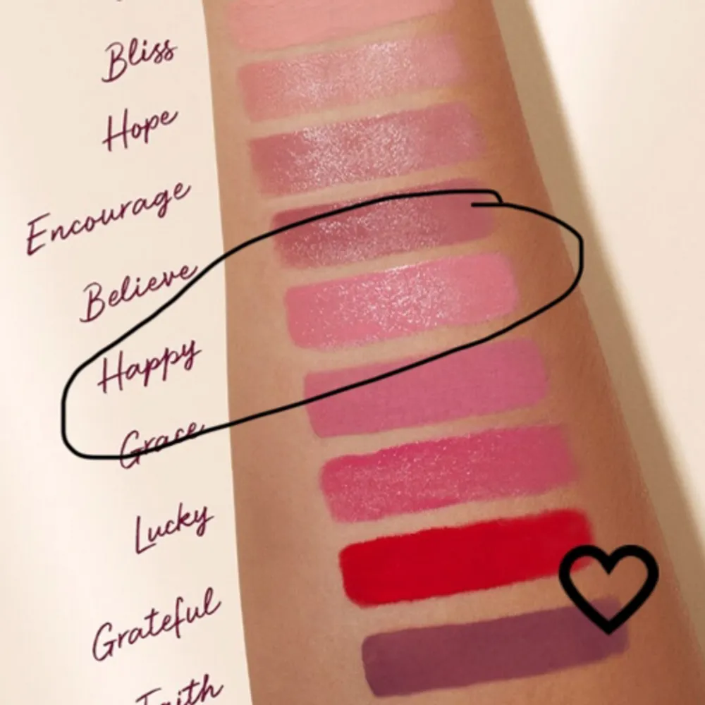 Rare Beauty blush i färgen Happy! 7ml av 7,5 ml finns kvar💕🎀 Kostar 389kr ny! Väldigt populär och väldigt fin färg🍓 . Övrigt.