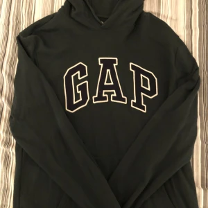Gap hoodie - Grön Gap hoodie i storlek M. Sitter som S. Väldigt bra skick, ingen defekt. Pris kan diskuteras