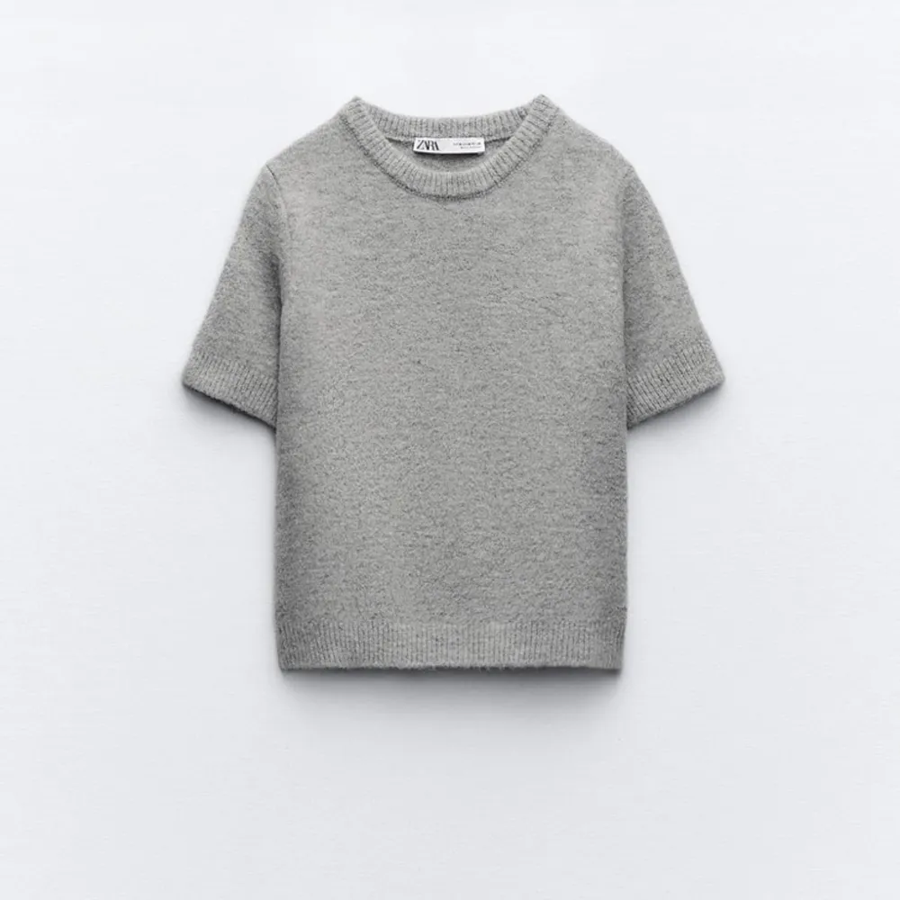 Säljer min trendiga tröja från zara som inte kommer till användning, använd fåtal gånger💕💕 storleken är M men passar s/xs/xxs jätte bra också! . Stickat.