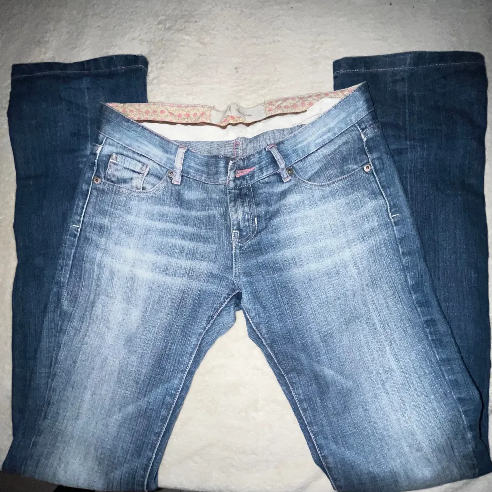 Jätte snygga jeans med rosa detaljer. Knappen vid dragkedjan saknas men de går att sy på en lätt. Jag är 170 cm och de e lite lite långa.. Jeans & Byxor.
