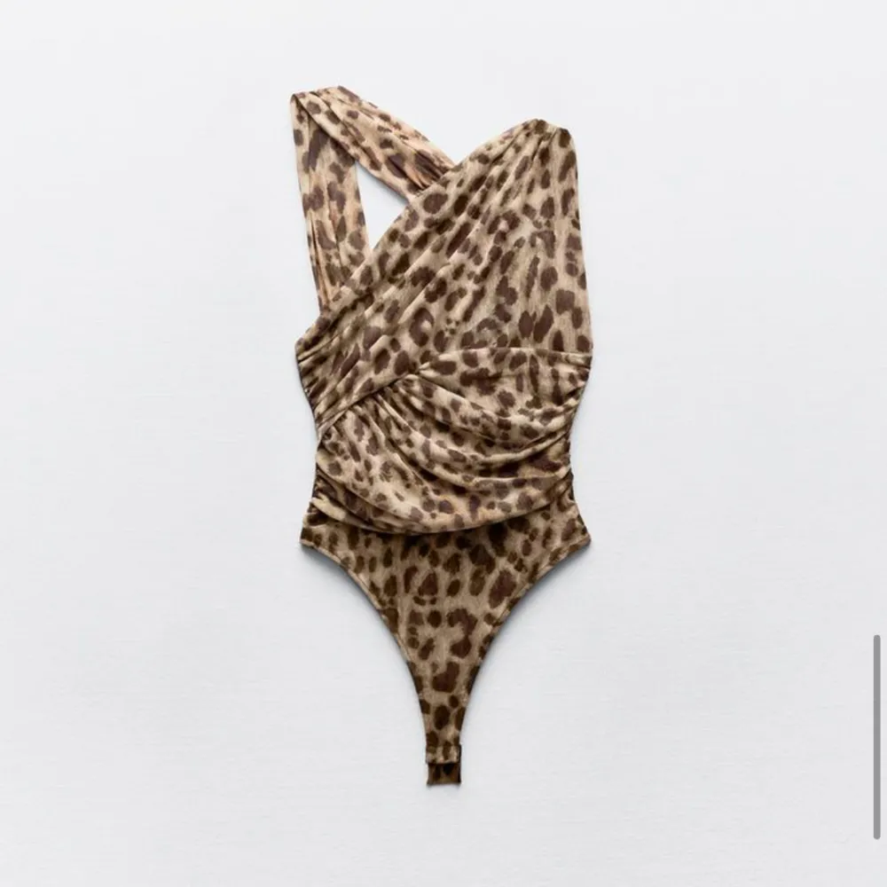 Säljer denna leopard body från Zara. Stl M. Aldrig använd, lapp kvar . Toppar.