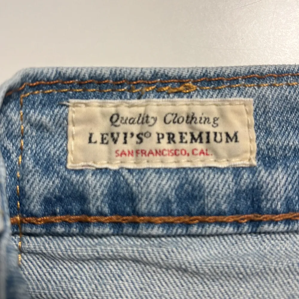 Hej! Säljer nu dessa Levis jeans då är lite för stora dem är storlek 32w 34L men ganska liten o storleken. Ca 7/10. Säljer för 299 men Orginal priset ligger på 1200kr. Om du har ngn fråga hör av dig mvh Harald . Jeans & Byxor.
