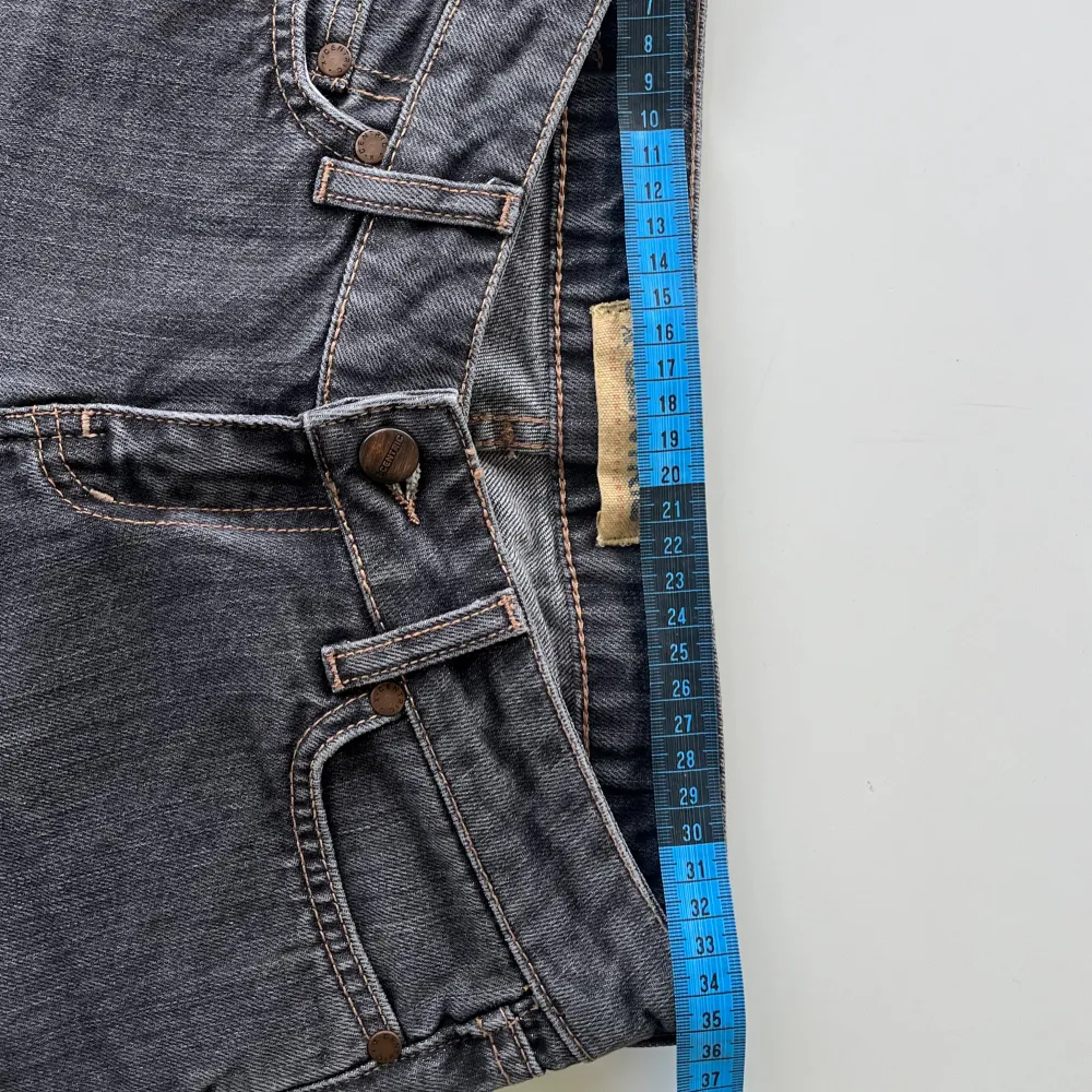 Low waist jeans med snygga fickor som tyvärr är alldeles för små för mig, innerbenslängd 82 skulle tro att byxorna är xxs-xs. Jeans & Byxor.