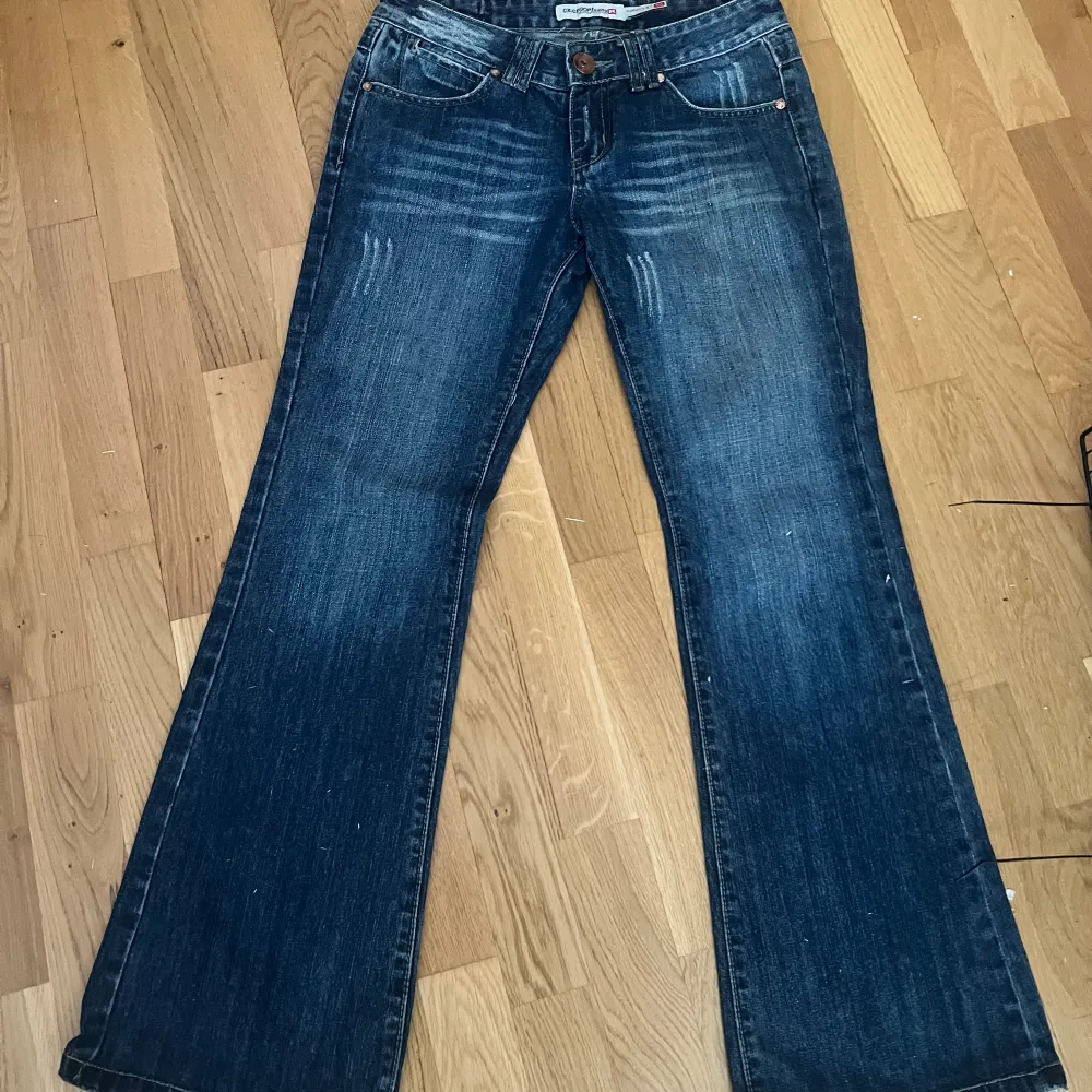 Superfina lågmidjade utsvängda jeans som passar xs-s💕. Jeans & Byxor.
