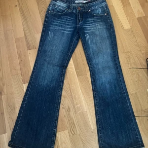 Lågmidjade utsvängda vintage jeans - Superfina lågmidjade utsvängda jeans som passar xs-s💕