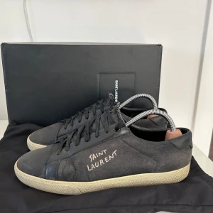 Saint Laurent skor sl/06 - Säljer nu dessa väldigt eftertraktade ysl skor, i storlek 42 men de passar 43. Skick 8/10 nypris ligger på 6000kr. Allt OG ingår, dustbag och box. 