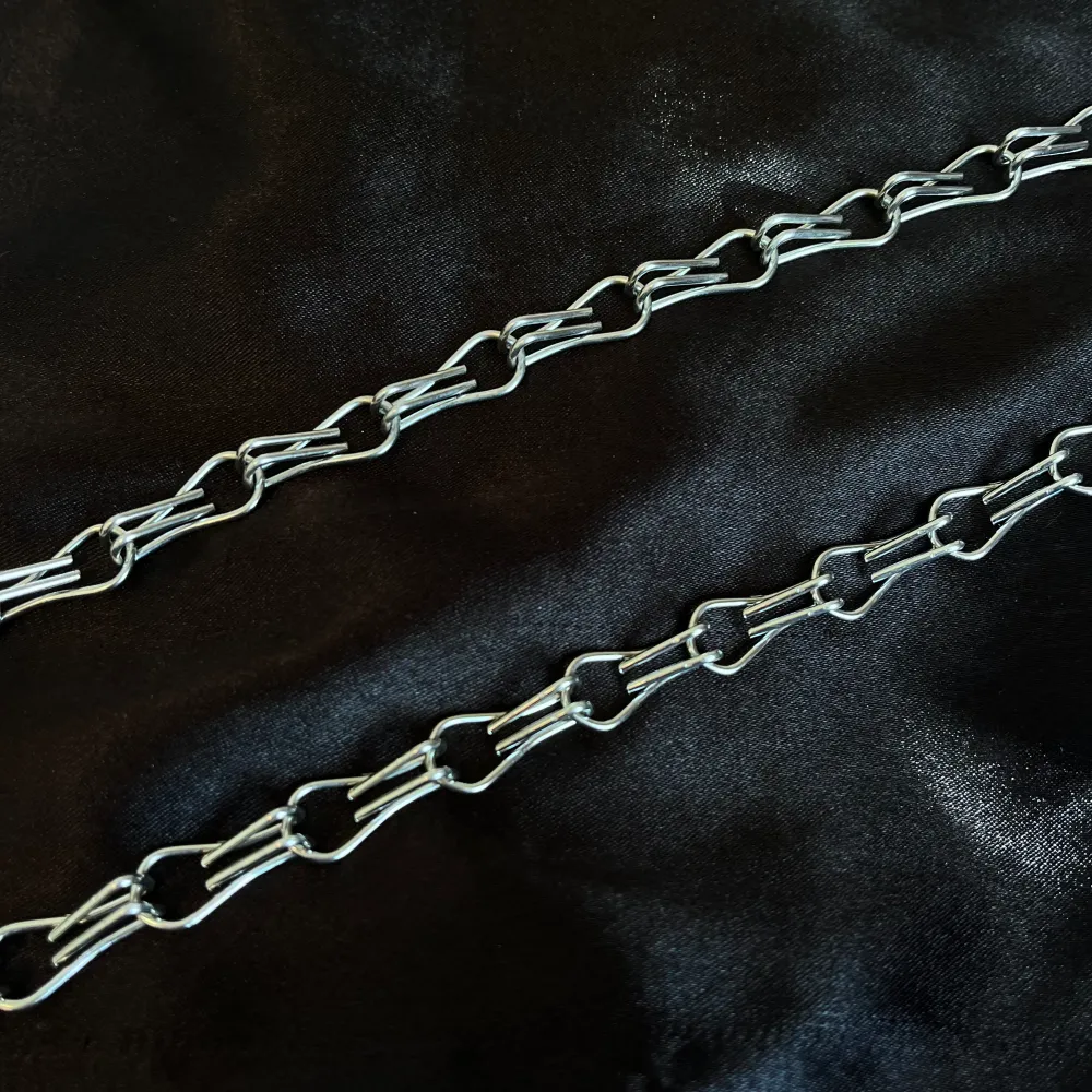 Det finns ett halsband och tre armband tillgängliga. Extra länk följer med armbanden 🔗 Armbanden är 18,5cm. Halsbandet är 40cm. Pris: Armband - 60kr. Halsband - 100kr. Accessoarer.