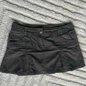 Minikjol - Minikjol i storlek 38!  INGA BILDER PÅ (för liten för mig) Den har några fläckar som syns på de sista bilderna men det är ingenting jag har märkt förens jag kollat riktigt riktigt noga, så det är inget man ser