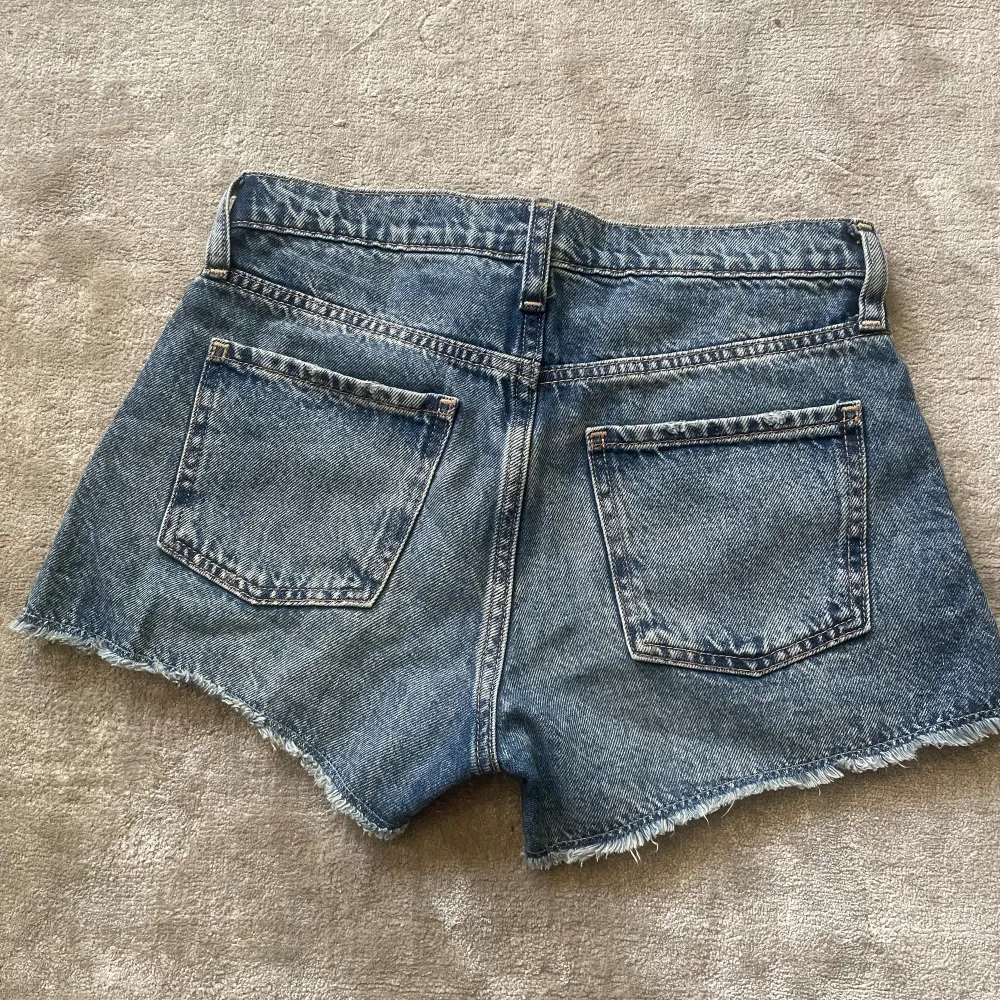 Säljer dessa supersnygga mid-waist jeansshortsen från Gap! Hittar inte de på hemsidan så skulle gissa att de inte säljs längre. De är sparsamt använda men säljs då de inte passar mig. Skulle säga att de är i xs! Pris går att diskutera 💞. Shorts.